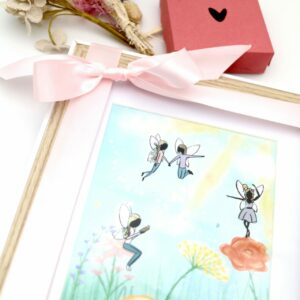 Ajoutez une touche de magie à votre intérieur avec le Cadre "Féerie" : 4 fées illustrées dans un décor champêtre, imprimées et pailletées à la main. Parfait pour une chambre d’enfant ou un cadeau féerique. Maman fais moi un dessin